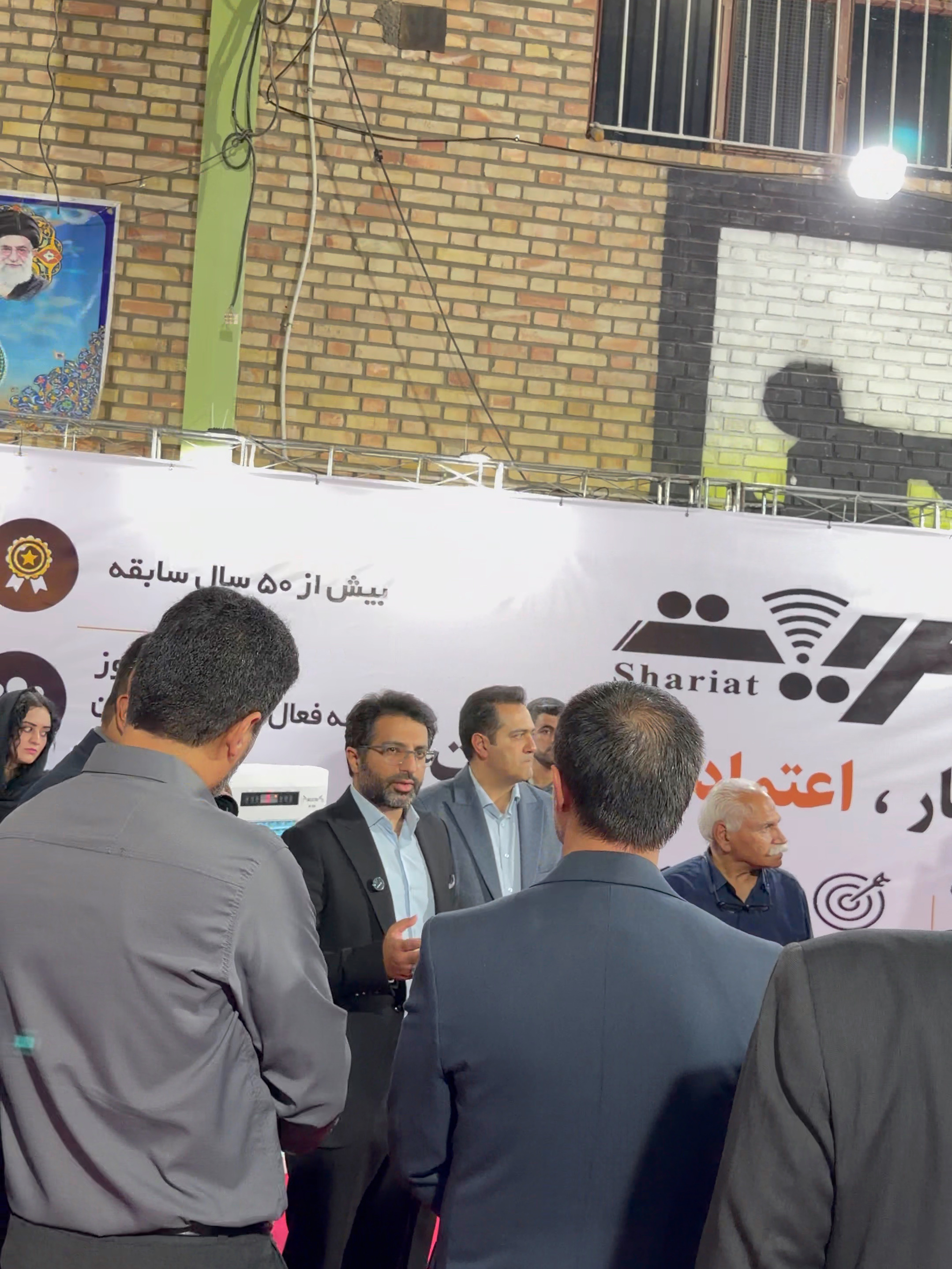 بازدید اقای محسن حنیف نژاد از غرفه شریعت